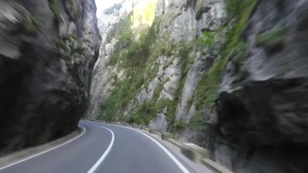 Carretera en Bicaz Gorge, un paso estrecho — Vídeo de stock