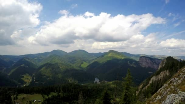 Nubes y sombras sobre las montañas — Vídeo de stock