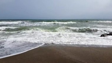kayalık bir kumsalda kırma dalgalar