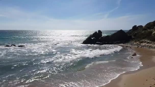 Roca en el mar, en la costa — Vídeo de stock
