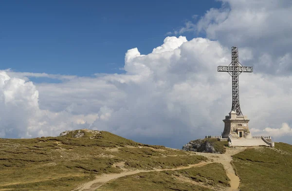 Bohaterowie Krzyża pomnik w górach Bucegi — Zdjęcie stockowe