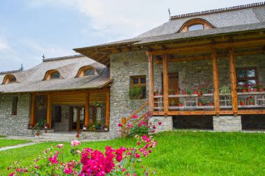 Voronet Manastırı çiçeklere