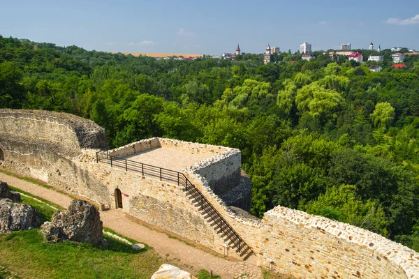 Le rovine dell'antica fortezza vicino a Suceava — Foto Stock