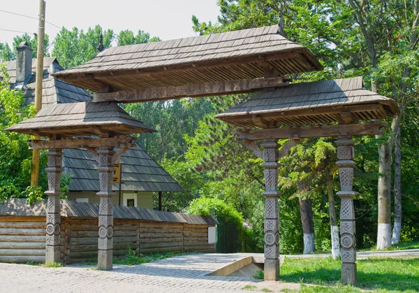 Old traditional romanian gate — Stock Photo, Image