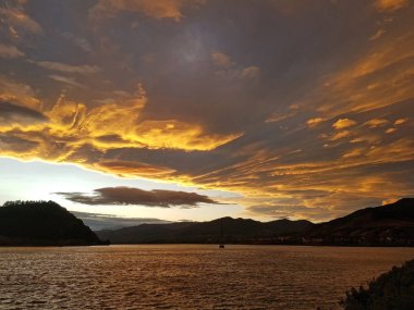 Gölün üzerinden günbatımı bulutlar