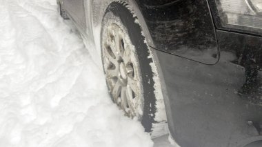 Karlı yolda kış lastikleri