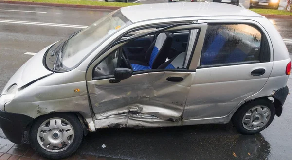 Crashed car in traffic — Stock Photo, Image