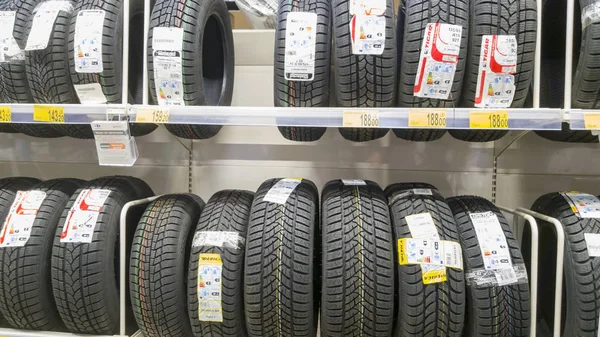 Neumáticos en una tienda — Foto de Stock