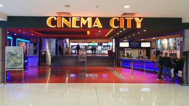Bir ticaret merkezi şehirde sinema