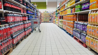 Soda şişesi süpermarkette içecekler