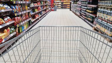 Süpermarket koridordaki alışveriş sepeti