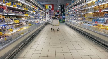 Bir süpermarkette taze süt ürünleri