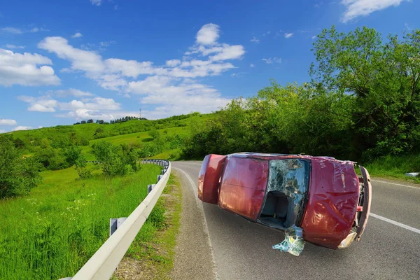 Acidente de carro na estrada curvas — Fotografia de Stock