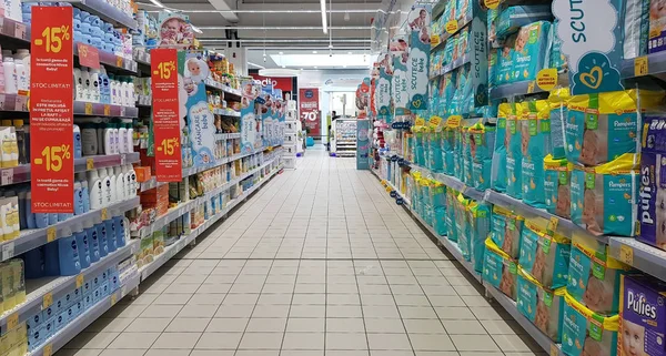 Prateleiras de fraldas no corredor do supermercado — Fotografia de Stock