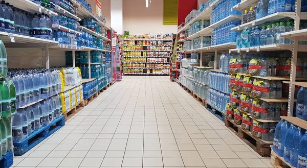 Vattenflaska i stormarknad mittgång — Stockfoto