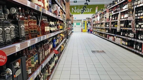 Bir alışveriş merkezinde içecek bölümü — Stok fotoğraf