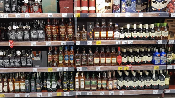 Botellas de whisky en fila —  Fotos de Stock