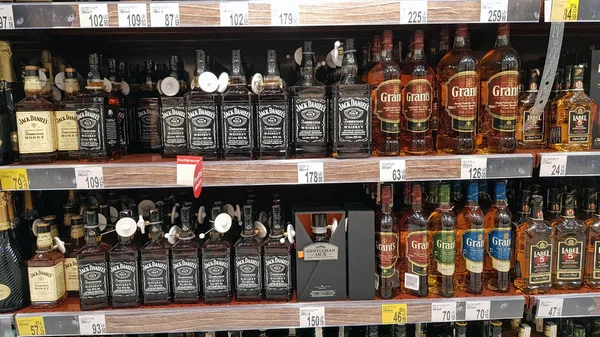 Estantes de la tienda de whisky —  Fotos de Stock