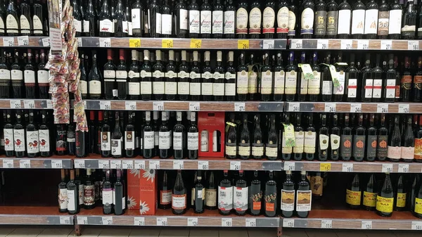 Prateleira de garrafas de vinho — Fotografia de Stock