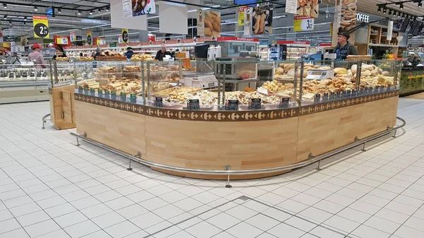 Departamento de pastelaria em um supermercado — Fotografia de Stock