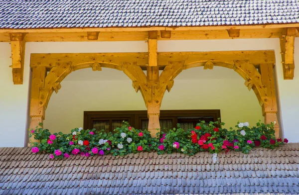 Balcón del monasterio con flores — Foto de Stock