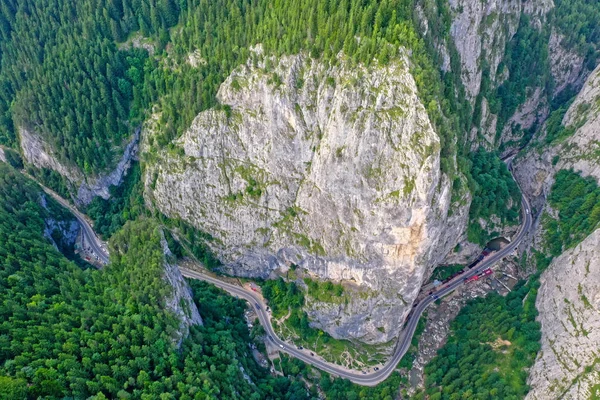 Camino de paso de montaña desde arriba — Foto de Stock