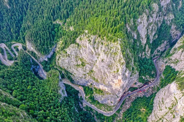 Vista superior del camino curvilíneo en las montañas — Foto de Stock