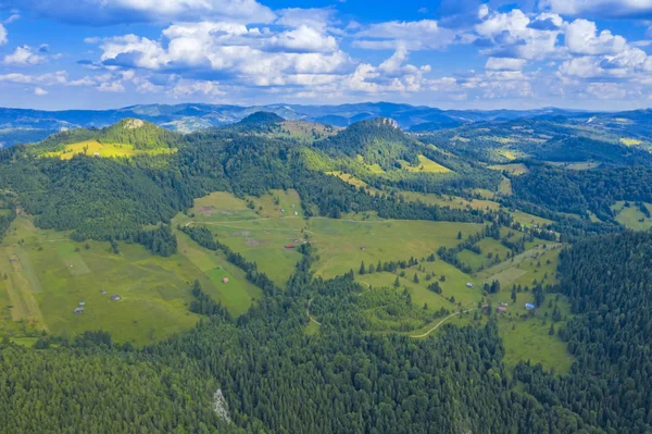 Pasto de montanha aéreo em uma paisagem de verão — Fotografia de Stock