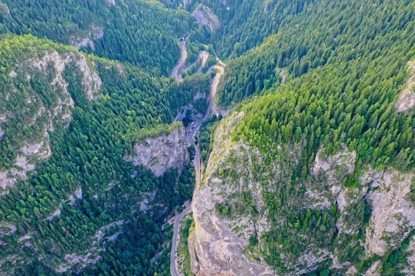 Kurvige Straße durch felsige Berge — Stockfoto