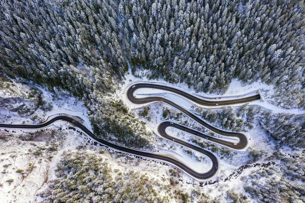 Powyżej widoku zakrzywionej drogi zimowej — Zdjęcie stockowe