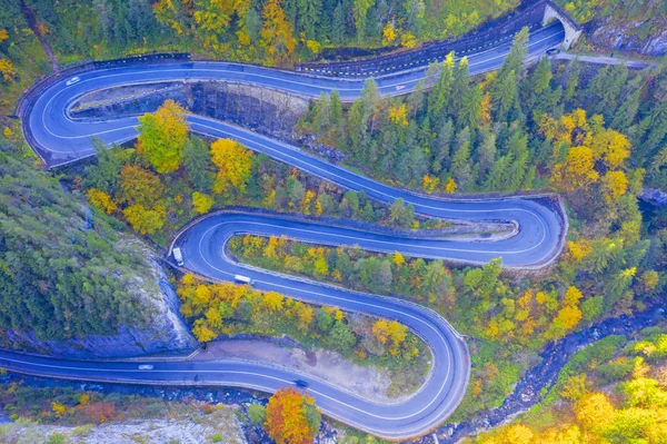 Windinding road in autumn forest from above — Stock Photo, Image