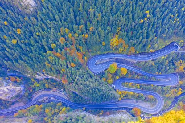 Estrada de montanha rochosa de cima — Fotografia de Stock