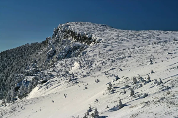 雪覆われた山の頂上 — ストック写真