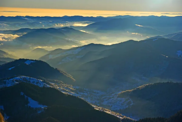 Mlhavá horská krajina shora — Stock fotografie