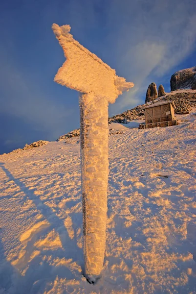 Panneau de montagne gelé sur la montagne pendant l'hiver — Photo