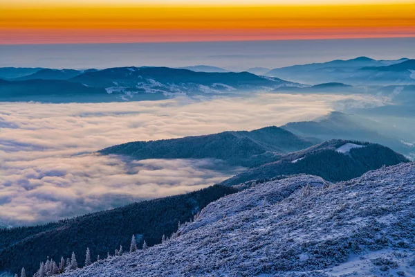 Nascer do sol de inverno na névoa da montanha no vale — Fotografia de Stock