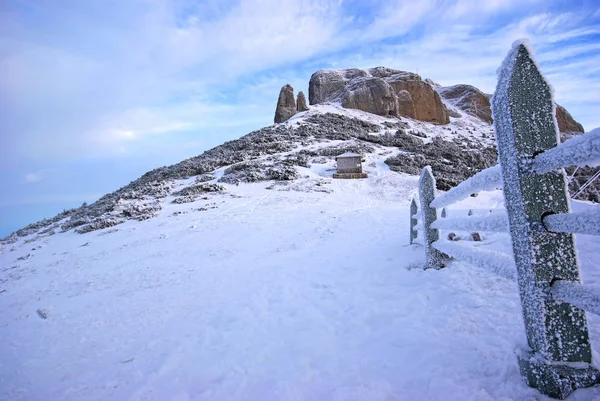 Clôture en bois gelé sur la montagne — Photo