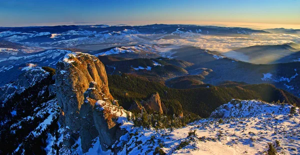 Matahari terbit panorama dari puncak gunung — Stok Foto