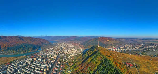 秋の山岳都市のパノラマビュー — ストック写真