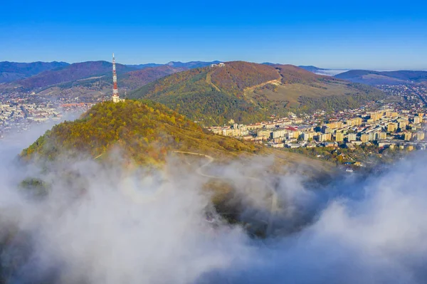 Letecký pohled na město pokryté mlhou — Stock fotografie