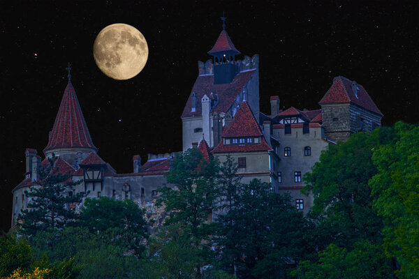 Замок ужасов и полная луна
