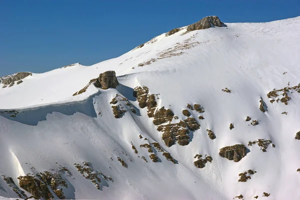 Paisaje invernal en enormes montañas — Foto de Stock