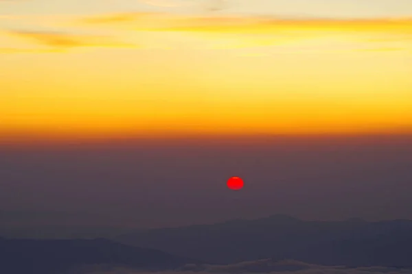 地平线上的日出掠过群山 — 图库照片