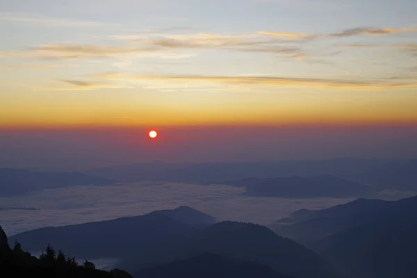 Krajina východu slunce v horách — Stock fotografie