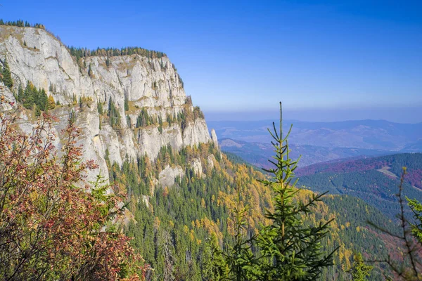 Sonbahar dağ manzarasının hava manzarası — Stok fotoğraf