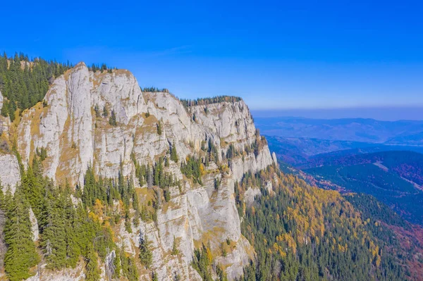 Sonbahar dağ duvarının hava manzarası — Stok fotoğraf