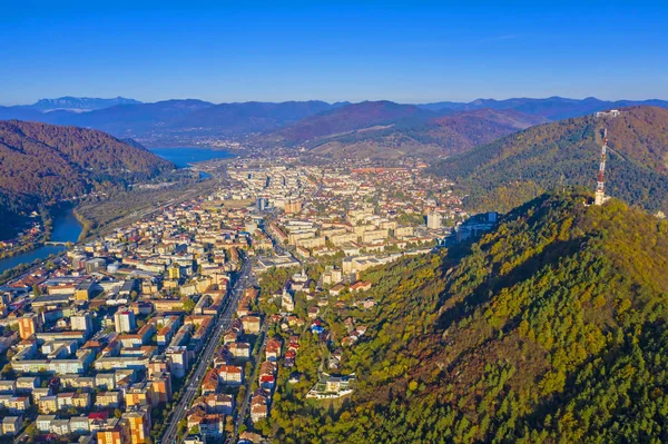 Vista aérea de la ciudad de montaña en otoño —  Fotos de Stock