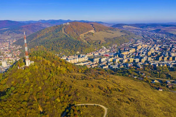 Вид з повітря на антенну вежу і місто в долині — стокове фото
