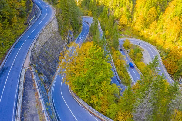 Serpentine carretera de montaña en otoño — Foto de Stock