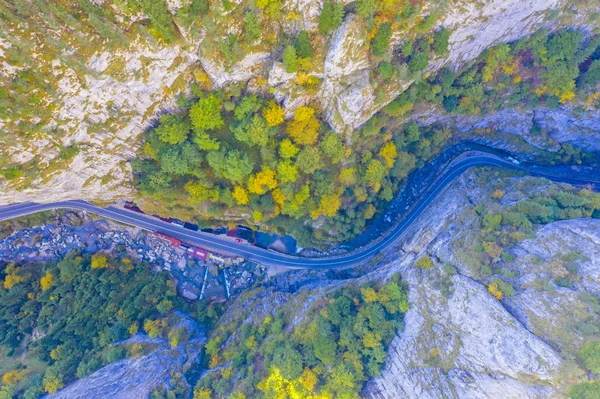 Garganta carretera de montaña desde arriba — Foto de Stock